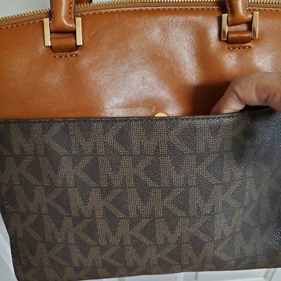 Michael Kors signature  Hudson Satchel - Picture 13 of 16